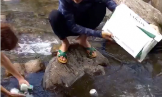 Thanh niên vứt nguyên thùng bia xuống suối khi đi cắm trại vì lý do bất ngờ