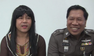 Màn giả gái bắt cướp của anh cảnh sát thành công đến nỗi được trai lạ tán