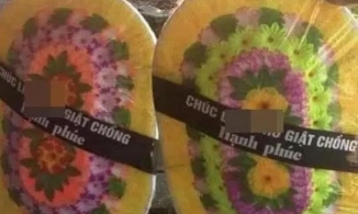 Chính thất tặng vòng hoa làm lễ nhượng chồng cho 'tiểu tam'