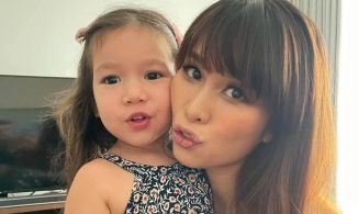 Con gái lai Tây 3 tuổi của Hà Anh sở hữu bộ sưu tập váy áo hàng hiệu 