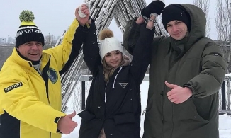 Cặp đôi thử thách tình yêu bằng cách buộc tay nhau lại suốt 3 tháng