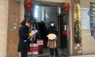 Xong thủ tục ly hôn, cặp vợ chồng 'đường ai nấy đi' bỏ quên con trai 5 tuổi trước cổng tòa án