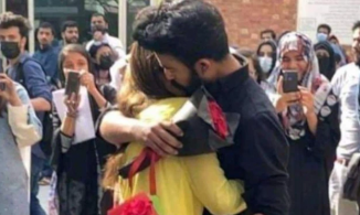 Tỏ tình thành công giữa sân trường, cặp sinh viên bị... đuổi học