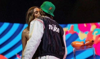 Justin Bieber khoe ảnh khóa môi cực tình với bà xã Hailey Baldwin trên sân khấu