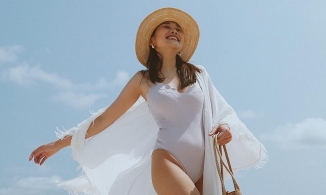 Siêu mẫu Thanh Hằng diện áo tắm khoe dáng nuột nà ở độ tuổi U40