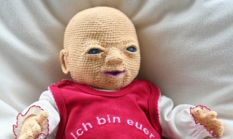 Loạt búp bê len móc khiến người lớn cũng phải che mặt không dám nhìn