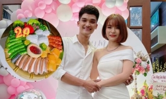 Mạc Văn Khoa được bà xã tặng bánh kem bún đậu mắm tôm trong ngày sinh nhật