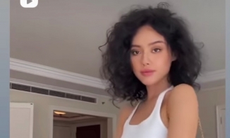 'Cô em trendy' Khánh Linh gây sốt khi chuyển sang kiểu tóc xù cá tính