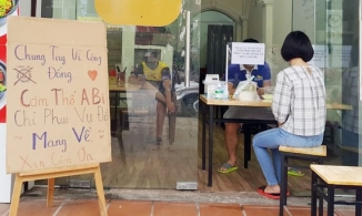 Loạt hàng quán tại Hà Nội dọn dẹp, treo biển 'bán mang về' từ 12h ngày 25/5