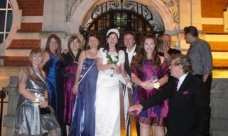 Quá yêu bản thân, nữ doanh nhân 51 tuổi người Anh đã kết hôn với chính mình 