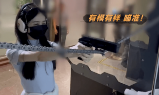 Chán hình tượng 'bánh bèo', Triệu Lệ Dĩnh chơi trò bắn súng, đua xe ầm ầm trong ngày quốc tế thiếu nhi