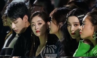 Khoảnh khắc Cung Tuấn ngẩn ngơ ngồi giữa Phạm Băng Băng và dàn sao nữ 