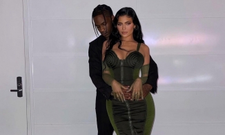 Kylie Jenner khoe ảnh tình tứ với chồng cũ Travis Scott 