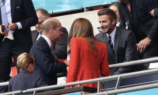 David Beckham làm lu mờ sân cỏ trong trận cầu Anh - Đức chỉ vì quá đẹp trai