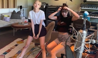 Jennie và Rosé tạo dáng khoe đôi chân dài nuột nà trong phòng thu âm, ngày comeback sắp đến gần?