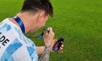 Vừa vô địch Copa America, Messi lập tức gọi video ăn mừng với bà xã