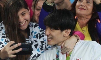 Loạt ảnh “Hoàng tử Taekwondo” Lee Dae Hoon được fan vây kín tại Olympic 2016 bỗng hot trở lại