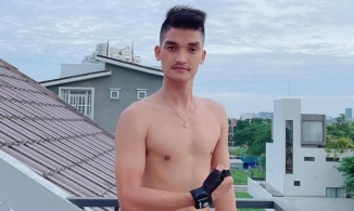 Mạc Văn Khoa khiến fan bất ngờ với thân hình lấp ló 'múi sầu riêng'