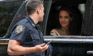 Khoảnh khắc “đẹp như tranh vẽ” của Angelina Jolie khi trò chuyện cùng cảnh sát bất ngờ hot trở lại