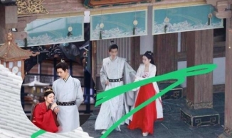 Cung Tuấn nắm chặt tay Địch Lệ Nhiệt Ba tại phim trường 'An Lạc Truyện'