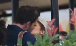 Ảnh chụp lén Jennifer Lopez và Ben Affleck hôn nhau đắm đuối trên phố