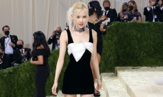 Rosé (BLACKPINK) được chào đón thế nào khi lần đầu sải bước Met Gala 2021?