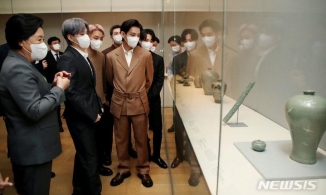 BTS tháp tùng đệ nhất phu nhân Kim Jung Sook thăm viện bảo tàng tại Mỹ