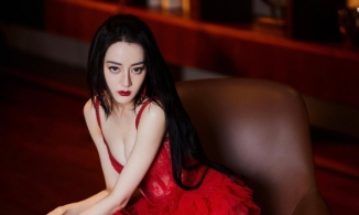 Váy đỏ của Địch Lệ Nhiệt Ba quá đẹp nhưng fan chỉ để ý cặp môi của cô nàng