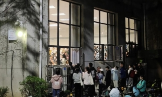 Sinh viên chen chúc, trèo lên cửa sổ nghe giảng về tình yêu