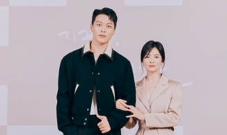 Khoảnh khắc Song Hye Kyo nép vào 'bờ vai Thái Bình Dương' của tình trẻ kém 11 tuổi tại họp báo 