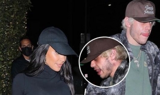 Vừa công khai hẹn hò, tình trẻ kém 13 tuổi để lộ luôn vết 'đánh dấu chủ quyền' từ Kim Kardashian 