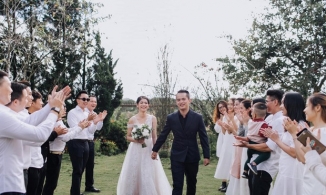 Đi máy bay bị delay, cô gái 'vớ' được cơ trưởng, cầu hôn sau 1 tháng