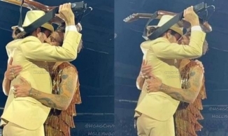 Harry Styles ôm hôn đắm đuối 1 fan nam lớn tuổi ngay trên sân khấu concert 