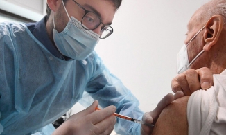 Người đàn ông đeo tay giả đi tiêm vaccine để lấy giấy chứng nhận đã tiêm