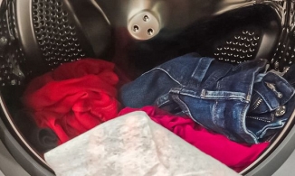 Mỗi lần giặt cho vào máy giặt 3 tờ giấy này, quần áo không bao giờ dính bụi vải