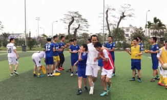 Dạy con như tỷ phú FLC Trịnh Văn Quyết: Dạy con cuốc đất từ nhỏ, bận mấy cũng phải đá bóng cùng con