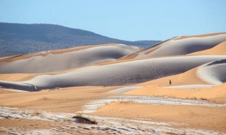 Tuyết rơi dày, sa mạc Sahara biến thành xứ sở tuyết trắng như trong truyện cổ tích