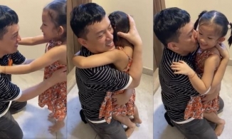 Lam Trường tự gói mình vào hộp quà lớn để tạo bất ngờ cho con gái sau nửa năm xa cách 