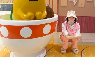 Là 'nữ hoàng thời trang' nhưng Địch Lệ Nhiệt Ba vẫn trung thành với item bình dân này