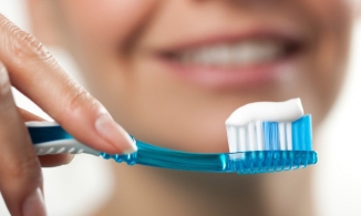Chuyên gia khuyến cáo dùng càng nhiều kem đánh răng, răng càng hỏng và xỉn màu