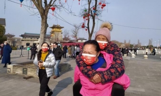 Con dâu cõng mẹ chồng 95 tuổi đi du xuân khắp phố