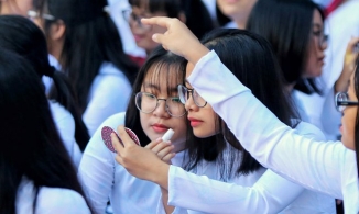 Nữ sinh khiến netizen 'choáng' khi mang hơn 100 món đồ trang điểm đến trường