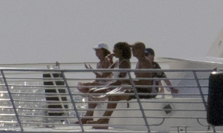 Gia đình Obama nghỉ dưỡng cuối tuần, bà Michelle 'chiếm spotlight' vì diện áo tắm 1 mảnh ở tuổi U60