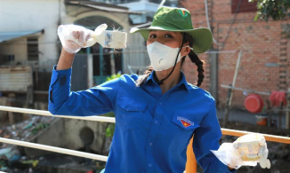 H'Hen Niê đúng chuẩn 'Hoa hậu quốc dân', dọn kênh 'chân lấm tay bùn' vẫn sáng cả khung hình