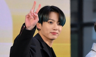Jungkook (BTS) tốt nghiệp Đại học, còn được hiệu trưởng trao bằng khen xuất sắc