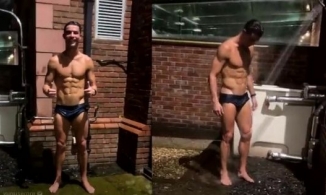 Ronaldo mặc quần 'xà lỏn' livestream cảnh tắm trong 45 giây, thu hút gần 700 nghìn người xem