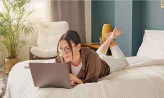 Thói quen làm việc trên giường: Tưởng tiện mà ẩn chứa nhiều tác hại khó lường