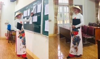 Thương học trò, thầy giáo già ở Nghệ An mặc áo dài đội nón lá lên bục giảng để mang giải về cho lớp