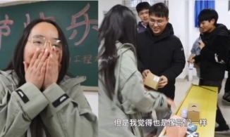 Nữ sinh may mắn được 59 nam sinh xếp hàng tặng quà 8/3