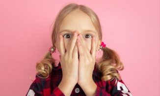 Cha mẹ nên làm gì khi phát hiện con vào web đen, có nên ném vỡ điện thoại như vợ Xuân Bắc không?